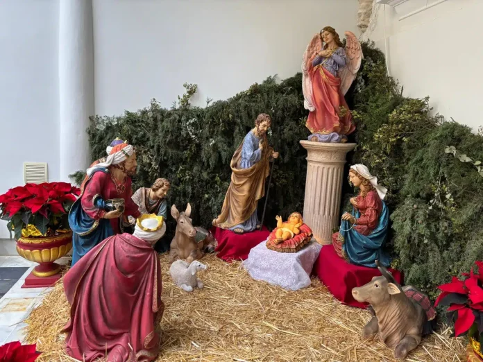 Monseñor Rico Pavés bendice el Nacimiento instalado en la Casa de la Iglesia de Asidonia-Jerez