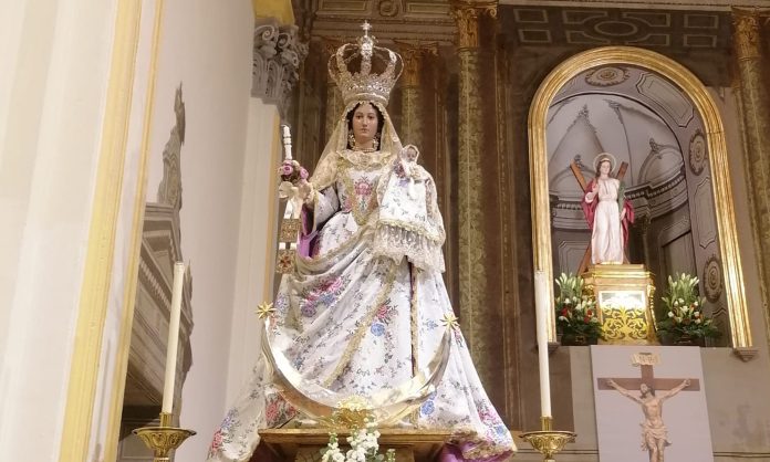 Imposición de velas en la fiesta de la Candelaria y san Blas en Murcia