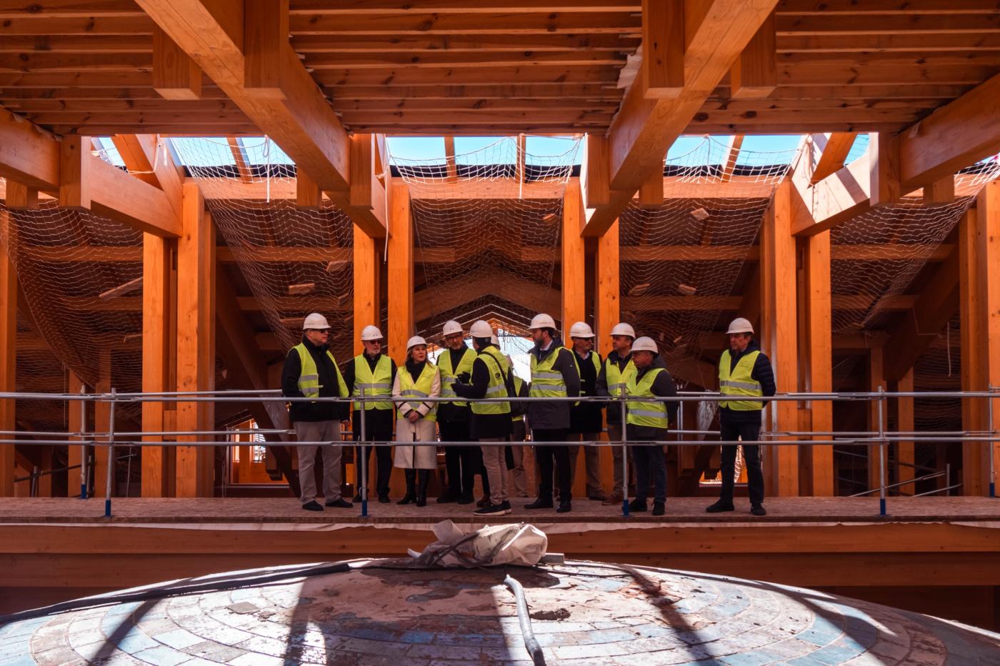 Momento de la visita de las consejeras de Economía y Cultura a las cubiertas de la Catedral