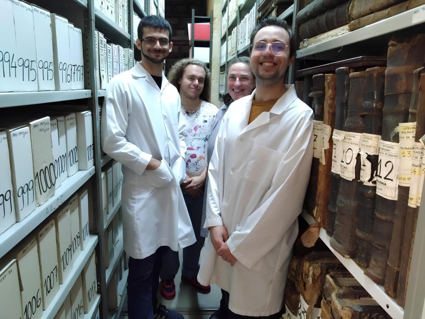 Susana Rodríguez de Tembleque, junto a estudiantes en prácticas de la UMA, en la sección de música del Archivo de la Catedral