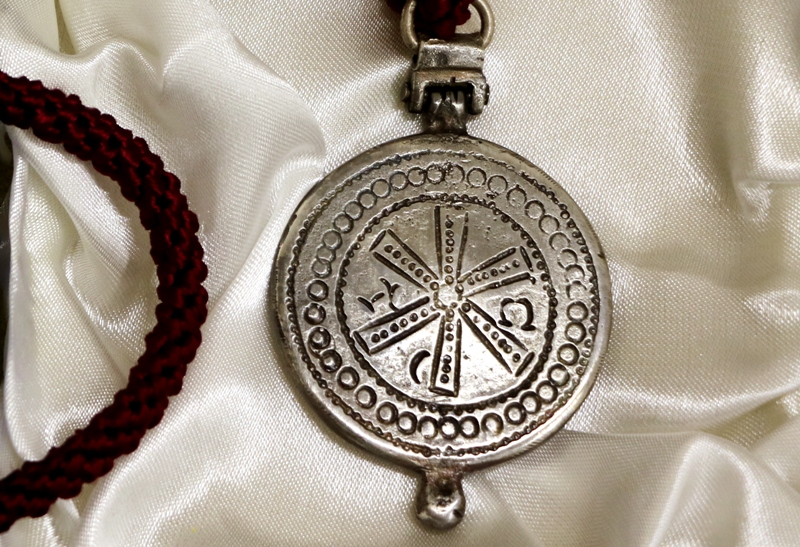 El arzobispo concede la medalla Pro Ecclesia Hispalense a Lourdes Prats por su labor en la Cáritas parroquial de Jesús Obrero