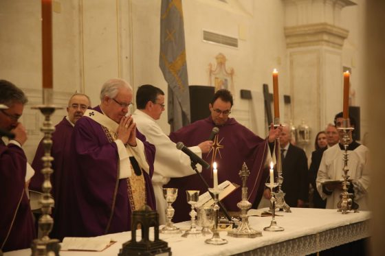 Viacrucis de la Pía Unión, Sevilla, monseñor Saiz Meneses (3)