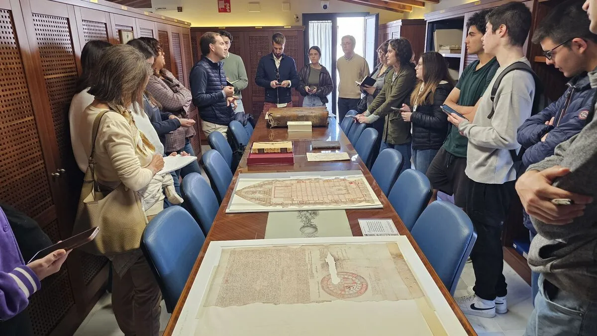 El Archivo Histórico Diocesano recibe a alumnos de Historia de la Universidad de Cádiz