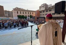 El arzobispo de Granada anima la misión educativa en el Colegio Virgen de Gracia durante su visita