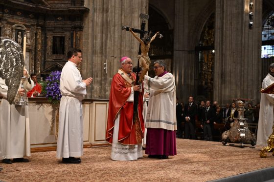 El arzobispo de Sevilla: «Ante la cruz de Cristo, nadie queda fuera del horizonte del amor de Dios»