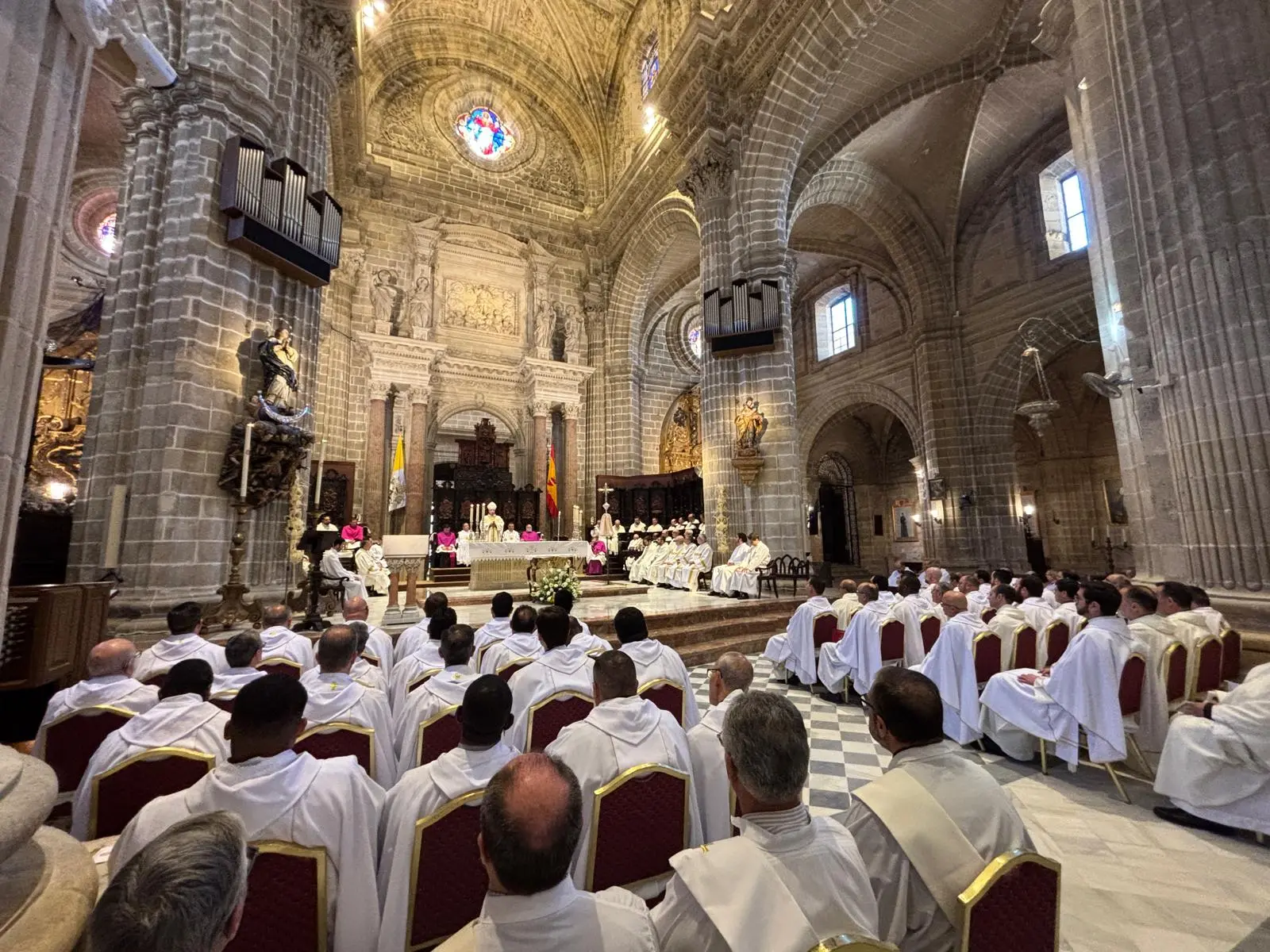 La Misa Crismal reúne al presbiterio diocesano en torno a su Obispo para la renovación de las promesas sacerdotales