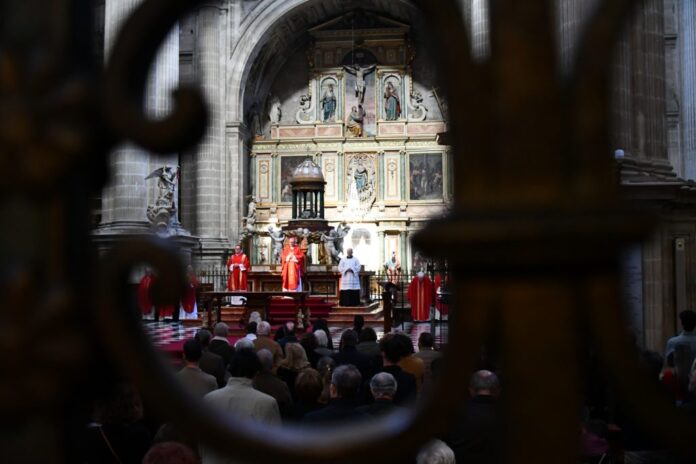 Los jiennenses se postran ante la Cruz, en un día “para dejarnos alcanzar por el amor de Cristo”