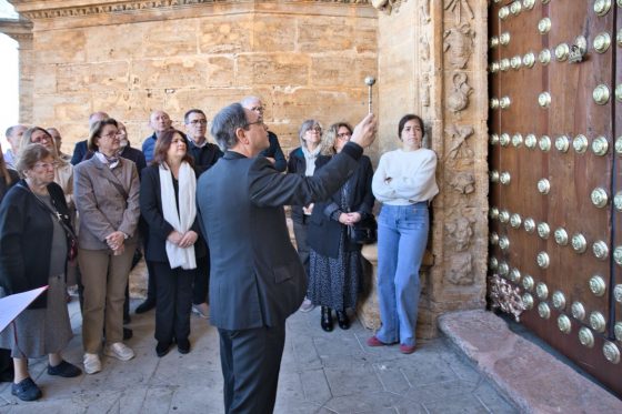 Monseñor León bendijo la Puerta del Perdón de Santa María de la Mesa en Utrera (2)