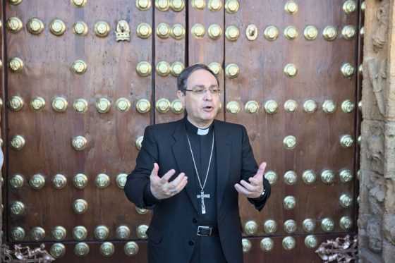 Monseñor León bendijo la Puerta del Perdón de Santa María de la Mesa en Utrera (3)