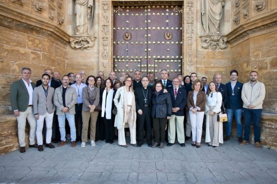 Monseñor León bendijo la Puerta del Perdón de Santa María de la Mesa en Utrera (4)