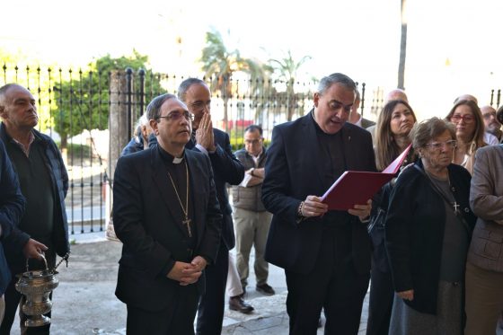Monseñor León bendijo la Puerta del Perdón de Santa María de la Mesa en Utrera (6)