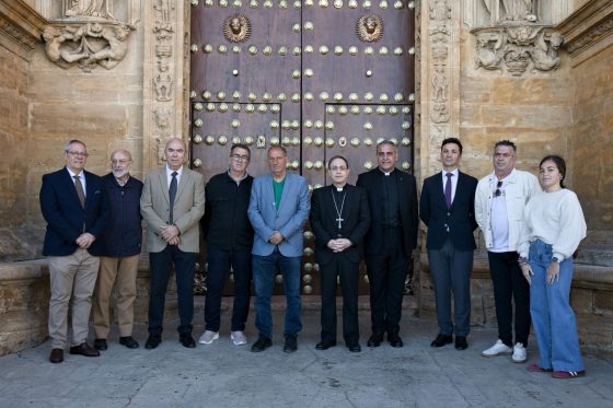 Monseñor León bendijo la Puerta del Perdón de Santa María de la Mesa en Utrera (7)