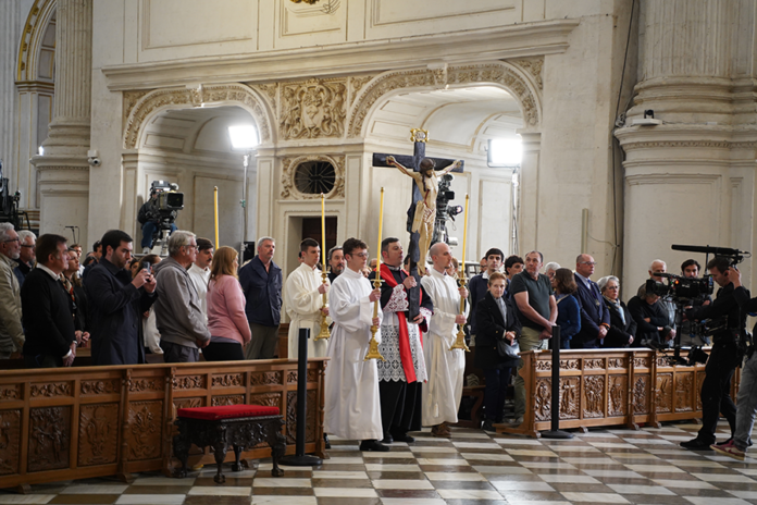 Viernes Santo, silencio y adoración de la cruz, ante la muerte del Señor
