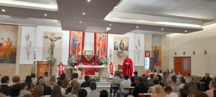 Celebración del Sacramento de la Confirmación en la parroquia de La Santa Cruz de Jaén