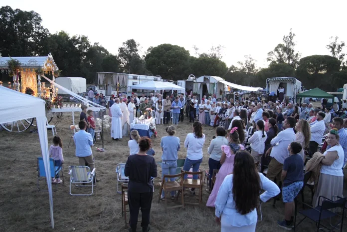 Visita histórica del Obispo en la Raya Real junto a los rocieros de Lucena y Cabra