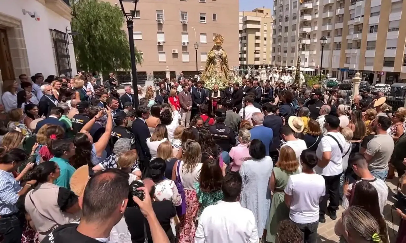 D. Luis Piñero bendice el nuevo Centro de Salud Nuestra Señora de la Esperanza de la Yedra Coronada