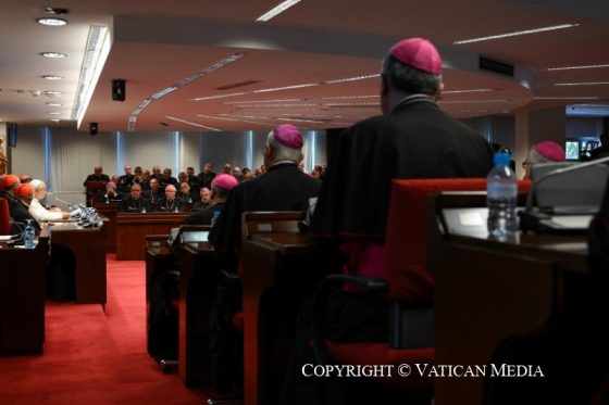 El Papa León XIV visita a los obispos españoles en la CEE (1)