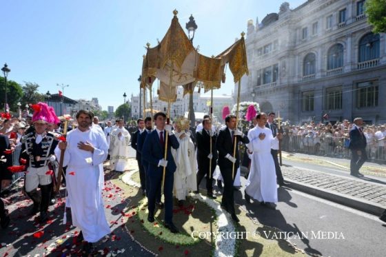 El Papa preside la misa del Corpus Christi ante más de 1,5 millones de personas (5)