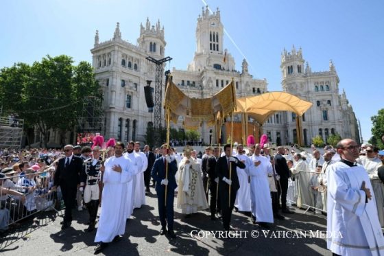 El Papa preside la misa del Corpus Christi ante más de 1,5 millones de personas (6)