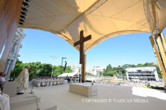 El Papa preside la misa del Corpus Christi ante más de 1,5 millones de personas (9)
