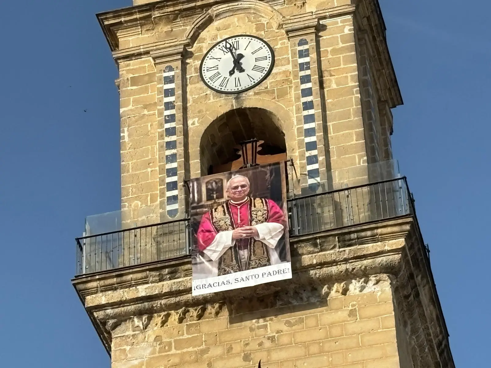 La Catedral luce una lona de agradecimiento al Papa León XIV mientras se prepara para la Misa de Acción de Gracias por su visita a España