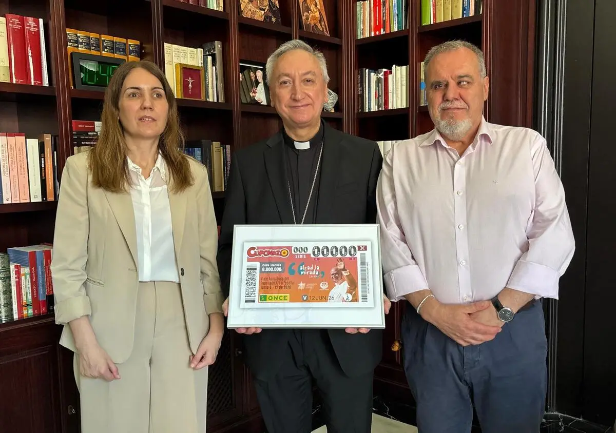 La ONCE en Jerez entrega al Obispo diocesano el cupón conmemorativo de la visita del Papa León XIV a España