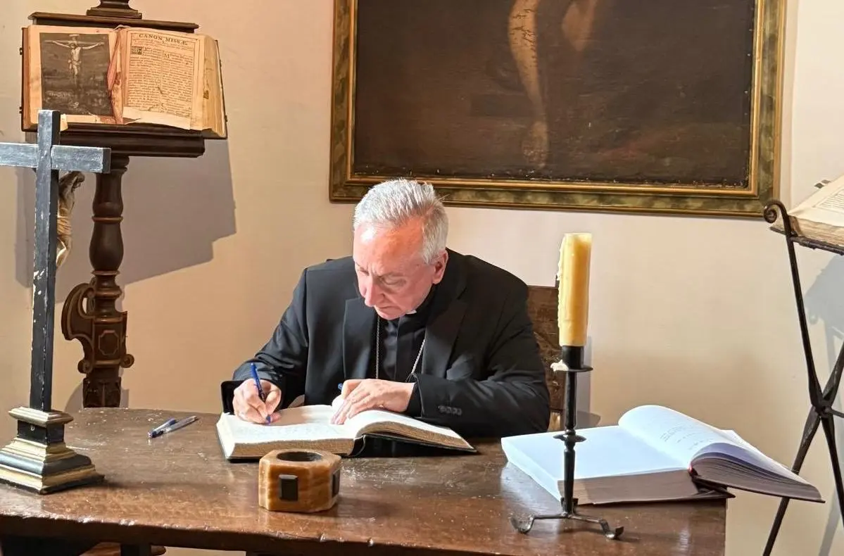 «Venimos como peregrinos sacerdotes y seminaristas para aprender del ejemplo de nuestro Santo Patrón»: Monseñor José Rico Pavés firma en el libro de la Basílica de San Juan de Ávila