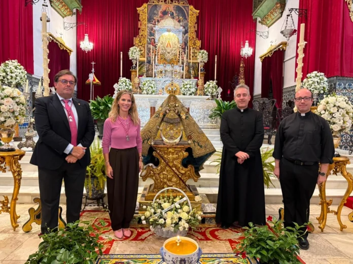 La Virgen de la Caridad, Patrona de Sanlúcar de Barrameda, recibe la visita y ofrenda floral, durante su Besamanos, de la presidenta del Parlamento de Andalucía