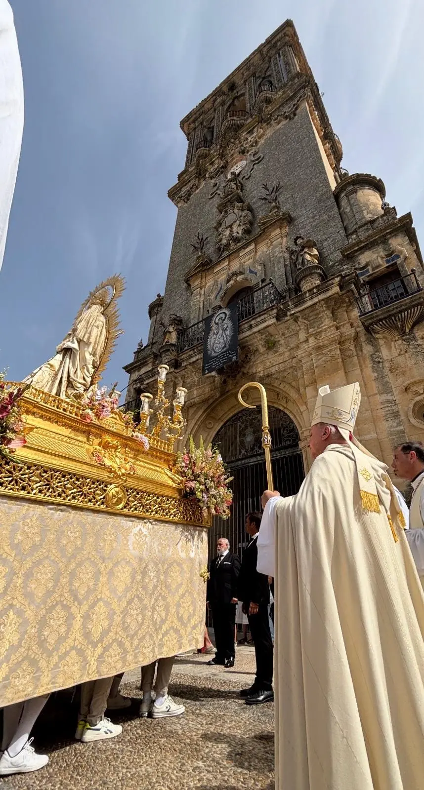 Monseñor José Rico Pavés acompaña a la localidad de Arcos de la Frontera en la celebración del centenario de la Hdad. de la Virgen de las Nieves