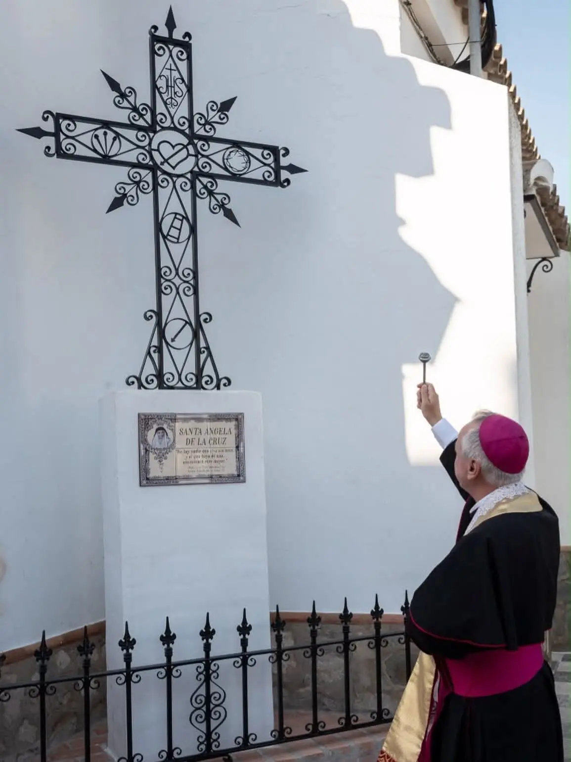 Monseñor José Rico Pavés bendice el nuevo Monumento de la Santa Cruz de la parroquia de Jédula