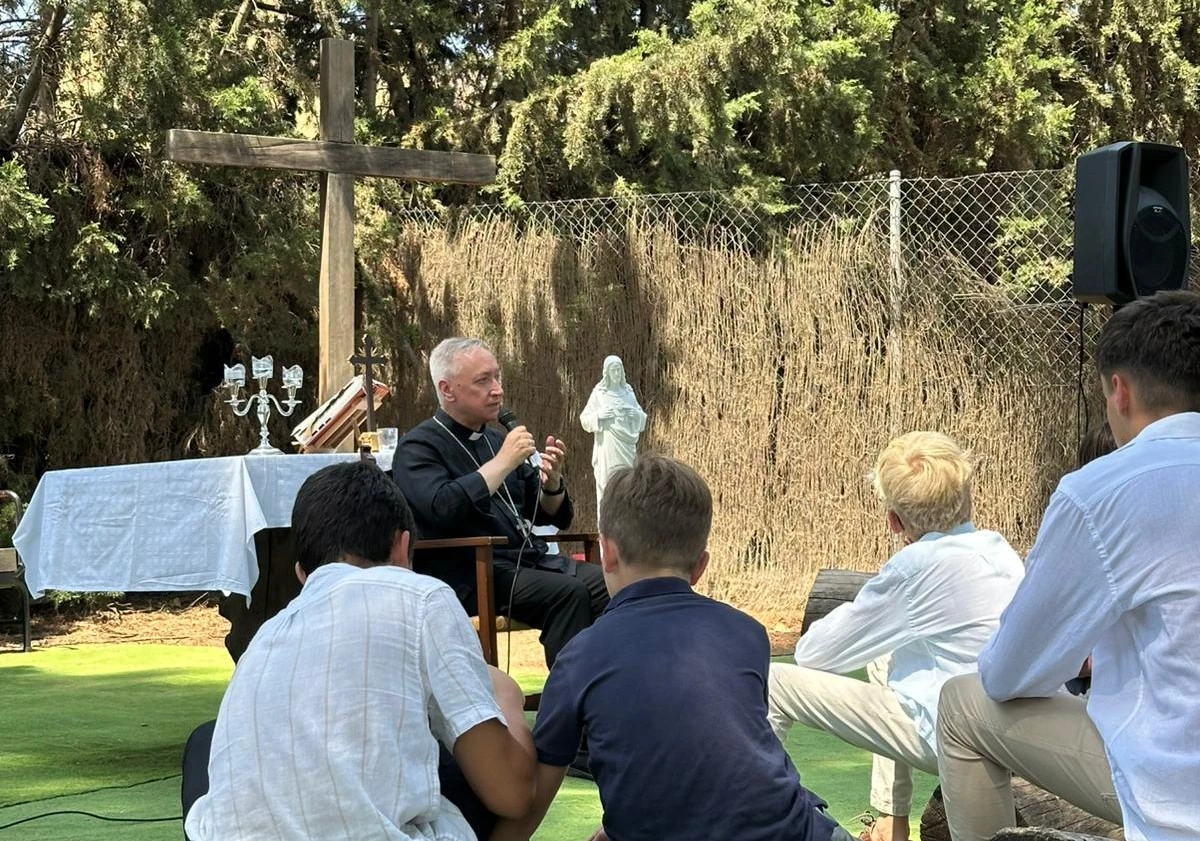 Monseñor José Rico Pavés comparte una jornada con los monaguillos de la Diócesis en su campamento de verano