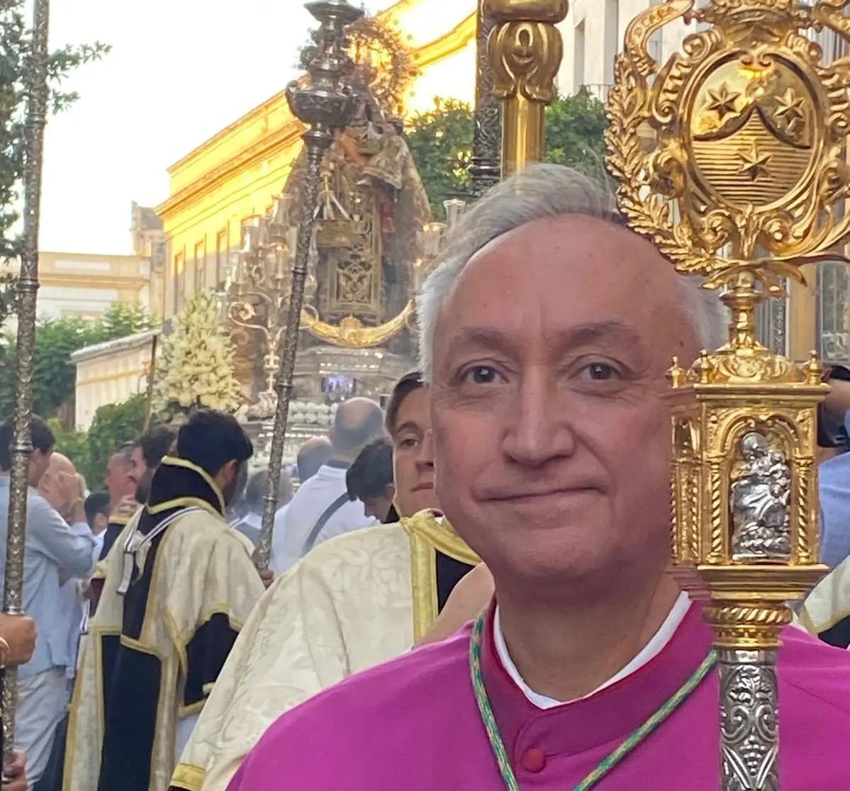 Monseñor José Rico Pavés participa en la procesión de la Virgen del Carmen en Jerez