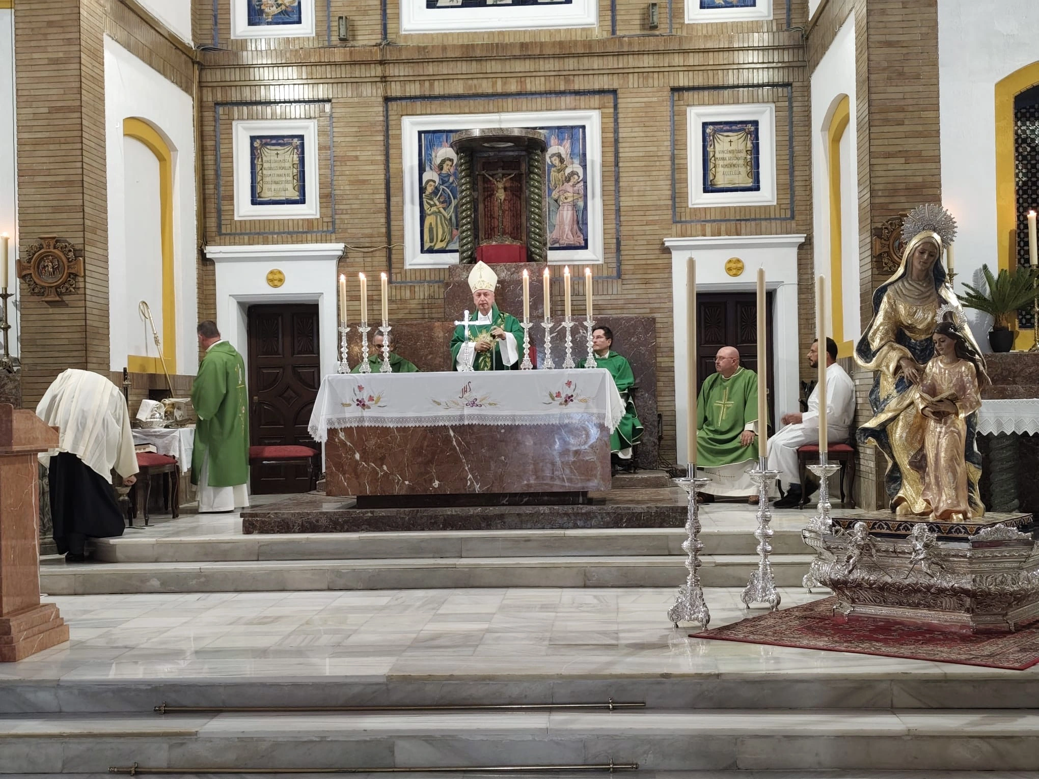 Monseñor José Rico Pavés preside la VI Jornada de los Abuelos y Mayores en la Parroquia de Santa Ana