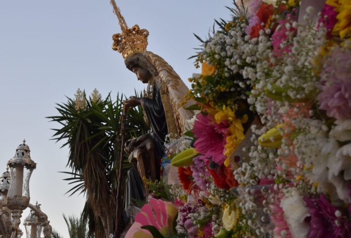 Cientos de fieles acompañan a Nuestra Señora de África en la tradicional ofrenda floral
