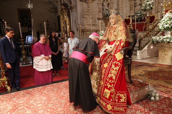El arzobispo se postra ante la patrona de Sevilla