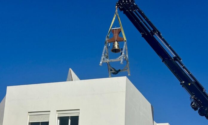 La campana de la Sagrada Familia vuelve a sonar en Almerimar