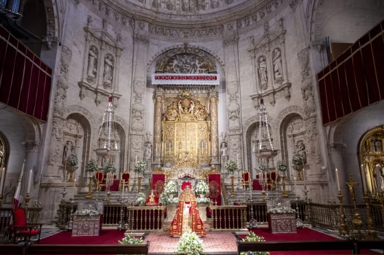 La Catedral acoge el besamanos de la Virgen de los Reyes