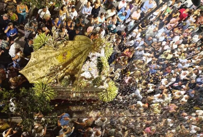 La Virgen de África procesiona por las calle de Ceuta, acompañada de sus fieles