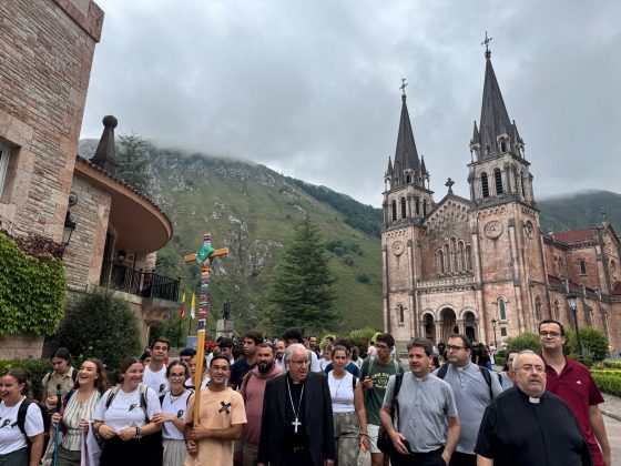 Monseñor Saiz Meneses anima a los jóvenes sevillanos a volver de la peregrinación como «evangelizadores de esperanza»