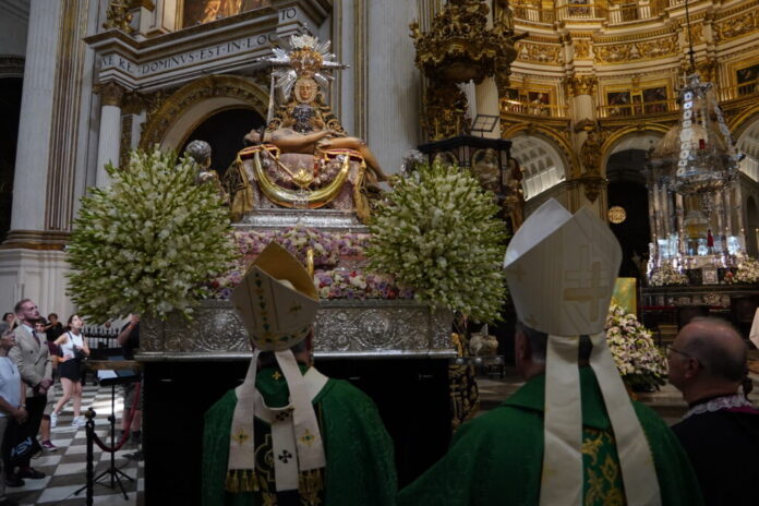 Cientos de granadinos devotos llevan su oración a la Patrona, en la Catedral
