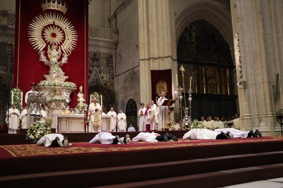 Cinco nuevos ministros para la Iglesia en Sevilla: «Servid con alegría»