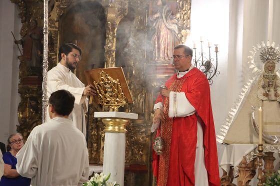 El sacerdote Nelson Borges tomó posesión como nuevo párroco de San Pedro de Carmona