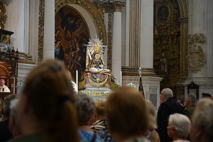 En torno al Altar, los granadinos piden la intercesión de la Virgen de las Angustias