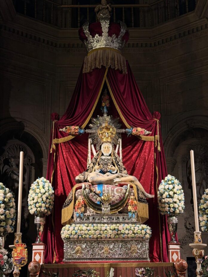 Eucaristía en la Catedral y procesión con la Virgen de las Angustias  