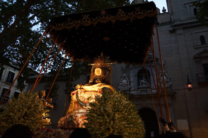 Granada late en sus calles con su Patrona