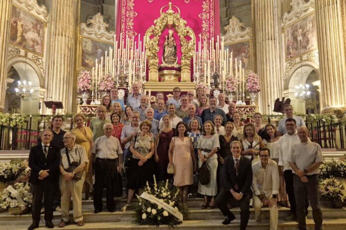 IMAGEN. Ofrenda floral de los ENS a la Patrona