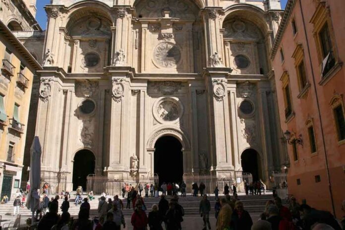 La Catedral de Granada reabre para la celebración de la Eucaristía dominical