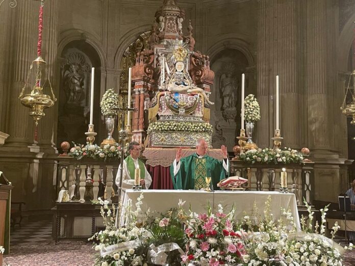 La Delegación de Educación Católica y Enseñanza Religiosa pone a los pies de la Virgen de las Angustias el nuevo curso La Delegación de Educación Católica y Enseñanza Religiosa pone a los pies de la Virgen de las Angustias el nuevo curso