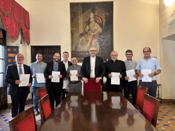 Los nuevos delegados diocesanos firman sus cargos y hacen profesión de fe