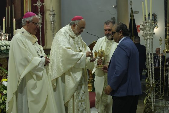 Mons. Jesús Sanz destaca en el Cerro del Águila la estrecha vinculación entre barrio, parroquia y hermandad